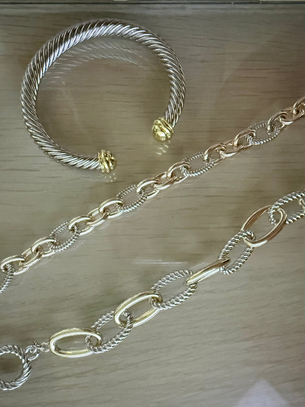 DY Link Bracelet (the image of the center of the photo)